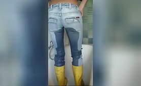 Hot Scat Babe Wets & Messes Jeans in Tub